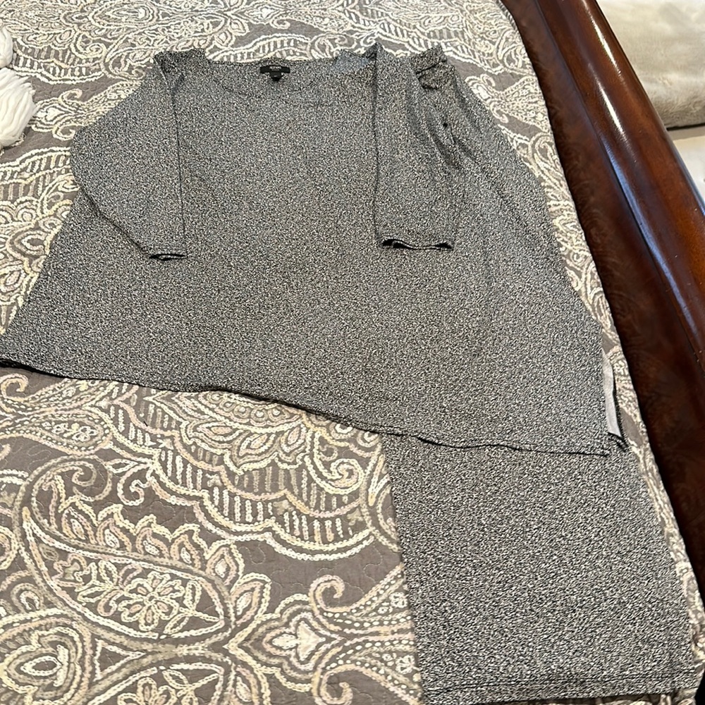 Great outfit..perfect for travel! Blk/wh poly/spandex print.  Flowy uneven top